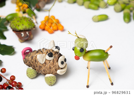 Pig and deer figurines made of cones and acorns. Children's autumn crafts 96829631