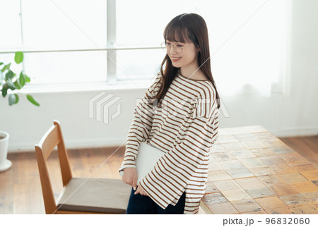 新居で新生活に思いを馳せる若い女性 新居で新生活に思いを馳せる若い女性 96832060