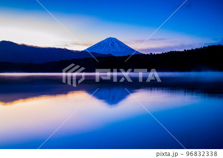 富士山 トワイライト 朝焼け風景素材 96832338
