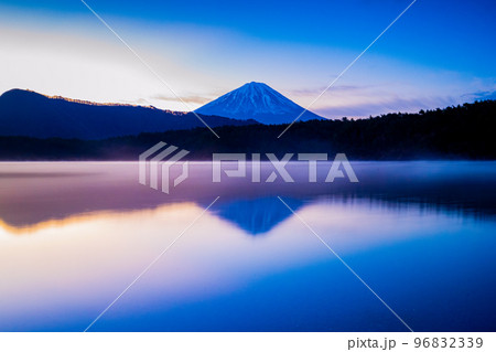 富士山 トワイライト 朝焼け風景素材 96832339
