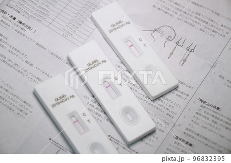新型コロナウイルス感染者の濃厚接触者となった家族が、抗原検査キットで自主検査をするイメージ 新型コロナウイルス感染者の濃厚接触者となった家族が、抗原検査キットで自主検査をするイメージ 96832395