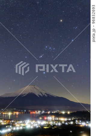 高指山から見る富士山・山中湖の夜景とオリオン座 高指山から見る富士山・山中湖の夜景とオリオン座 96832693