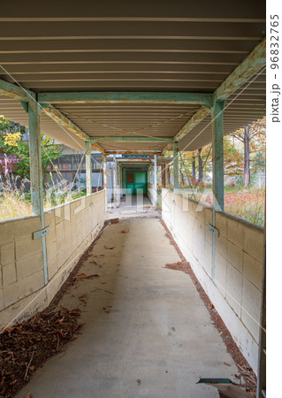 旧足尾町立本山小学校　渡り廊下　秋の風景　 96832765