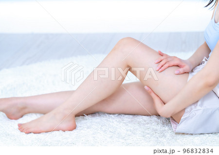フットケアする女性【パーツカット】 フットケアする女性【パーツカット】 96832834