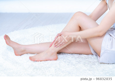 フットケアする女性【パーツカット】 フットケアする女性【パーツカット】 96832835
