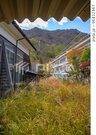 旧足尾町立本山小学校 講堂 渡り廊下からの眺め 秋の風景 旧足尾町立本山小学校 講堂 渡り廊下からの眺め 秋の風景 96832867