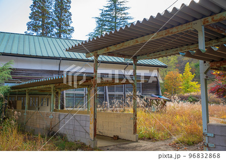 旧足尾町立本山小学校 講堂 渡り廊下からの眺め 秋の風景 旧足尾町立本山小学校 講堂 渡り廊下からの眺め 秋の風景 96832868