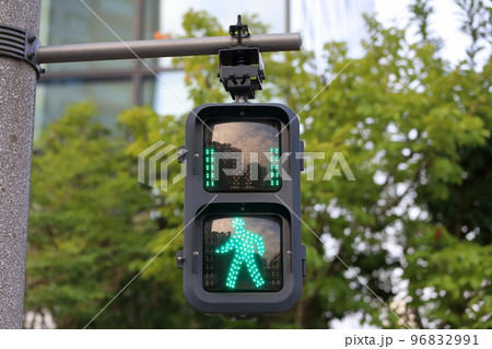 歩行者用信号機の写真素材 [96832991] - PIXTA