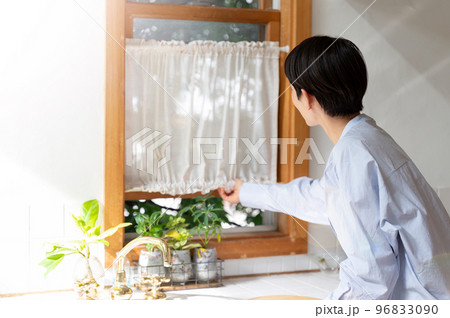 風邪やハウスダストで換気、空気の入れ替えをする人  顔無し 96833090