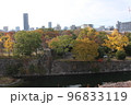 大阪城堀周辺の紅葉風景と街並 96833119