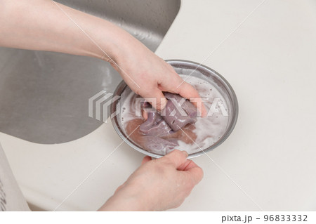 【レバニラ炒めの豚レバーをビールで下処理する】 96833332