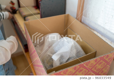 お雛様を飾る。お雛様をしまう。 96833549