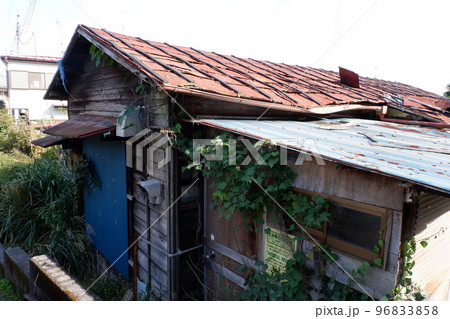 放置された空き家 放置された空き家 96833858