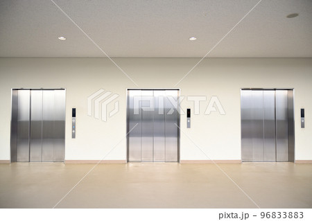 並んだエレベーター3基、誰も待つ人がいない 96833883
