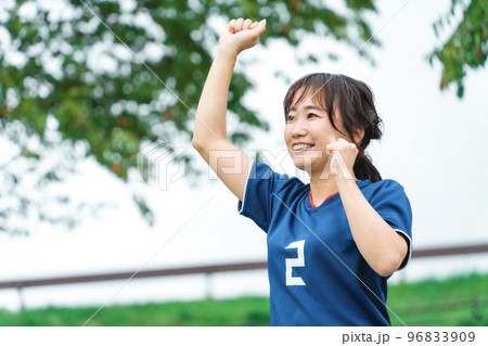 サッカーで勝利してガッツポーズするサッカーファン・サポーター 96833909