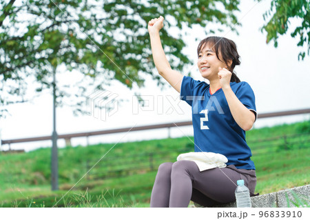 サッカーで勝利してガッツポーズするサッカーファン・サポーター 96833910