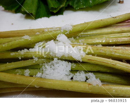 塩で山の蕗のアク抜き 96833915