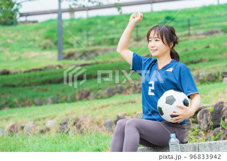 サッカーボールを持って日本代表を応援するサッカーファン・サポーターの日本人女性 96833942