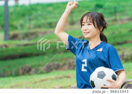 サッカーボールを持って日本代表を応援するサッカーファン・サポーターの日本人女性 96833943
