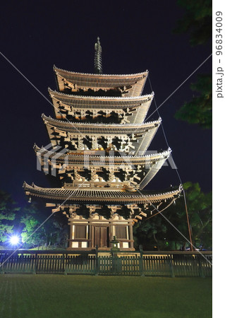 夜の興福寺五重塔（国宝・ライトアップ） 96834009