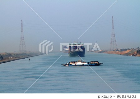 スエズ運河を横切って荷を運ぶ渡し船 96834203