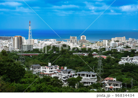 沖縄浦添大公園から見る浦添市と宜野湾市の街並み 96834434