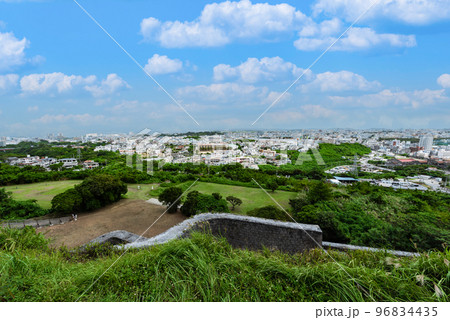 沖縄浦添大公園から見る浦添市と宜野湾市の街並み 沖縄浦添大公園から見る浦添市と宜野湾市の街並み 96834435