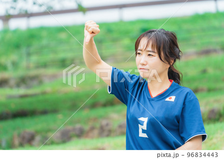 サッカー観戦して怒ってブーイングするサッカーファン・サポーターの日本人女性 サッカー観戦して怒ってブーイングするサッカーファン・サポーターの日本人女性 96834443