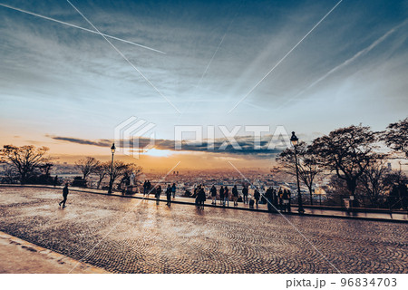 夜明けのパリ　冬景 96834703