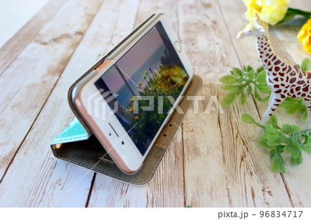 おしゃれなスマホケースで動画を見る おしゃれなスマホケースで動画を見る 96834717