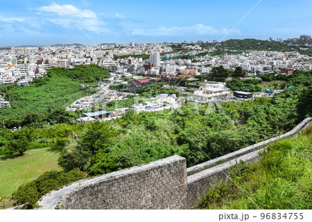 沖縄浦添大公園から見る浦添市と宜野湾市の街並み 沖縄浦添大公園から見る浦添市と宜野湾市の街並み 96834755