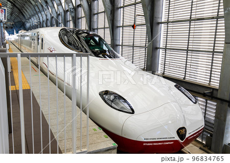 長崎駅　西九州新幹線かもめN700S系　【長崎市】 96834765