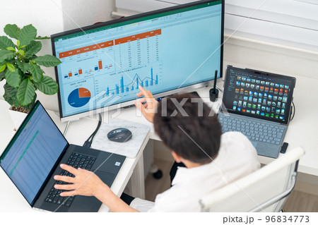 総務　経理　事務職　営業事務　一般事務　事務スタッフ　表計算　グラフ　俯瞰　マルチディスプレイ 96834773
