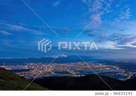 Sunset aerial view of the Taipei cityscape from Datunshan 96835245