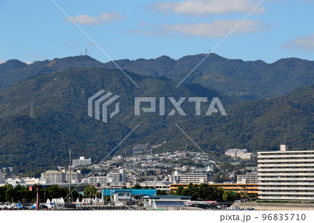 西宮市 西宮浜から六甲山最高峰、六甲山の山頂を望む 手前は神戸市東灘区、芦屋市 西宮市 西宮浜から六甲山最高峰、六甲山の山頂を望む 手前は神戸市東灘区、芦屋市 96835710