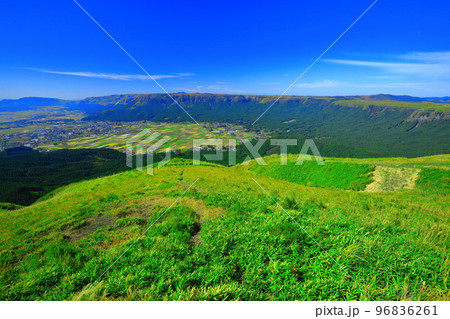 【熊本県】晴天の大観峰からの眺望 96836261
