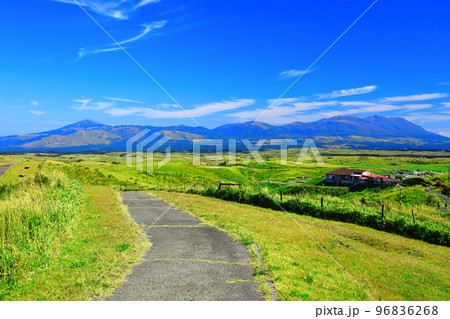 【熊本県】晴天の大観峰から見た九重連山 96836268