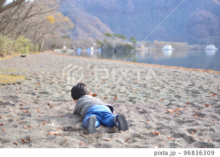 十和田湖 湖畔で寝転ぶ 十和田湖 湖畔で寝転ぶ 96836309