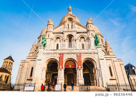 パリ 朝日に照らされるサクレ・クール寺院 ※一部ソフトフォーカス パリ 朝日に照らされるサクレ・クール寺院 ※一部ソフトフォーカス 96836446