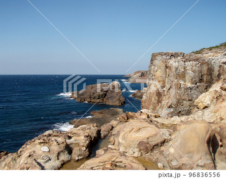青い海が美しい晴天の日、高台から見下ろすように撮った地磯の磯釣りポイント(南紀白浜町付近) 青い海が美しい晴天の日、高台から見下ろすように撮った地磯の磯釣りポイント(南紀白浜町付近) 96836556