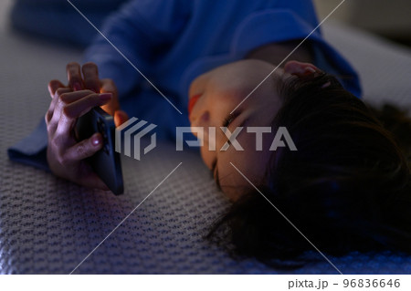 夜ふかしをする女性 96836646