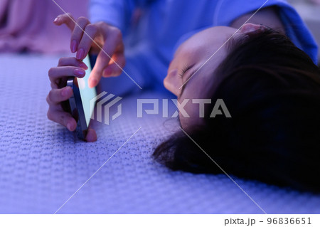 夜ふかしをする女性 96836651