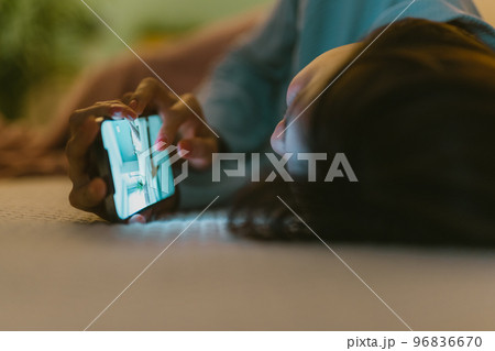 夜ふかしをする女性 96836670