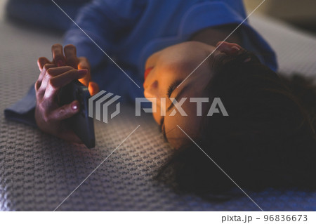 女性の夜のリラックスタイム 96836673