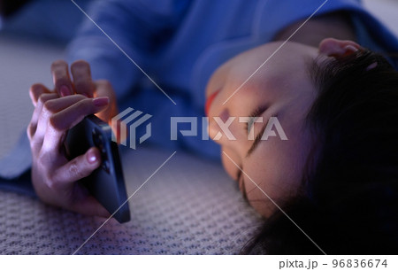 夜ふかしをする女性 96836674