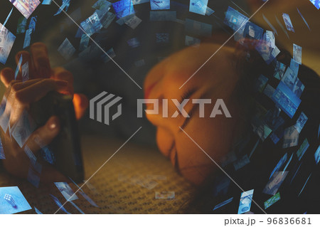 夜ふかしをする女性 夜ふかしをする女性 96836681