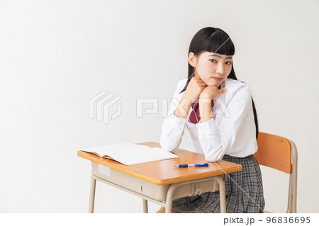 勉強する女子学生 制服 勉強する女子学生 制服 96836695