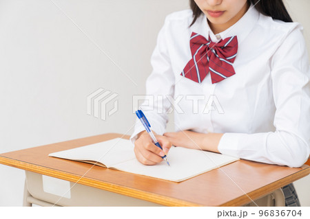 勉強する女子学生　手元　制服 96836704