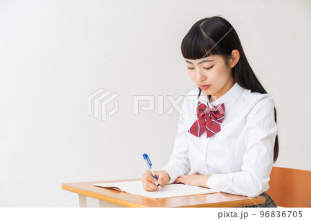 勉強する女子学生 制服 勉強する女子学生 制服 96836705