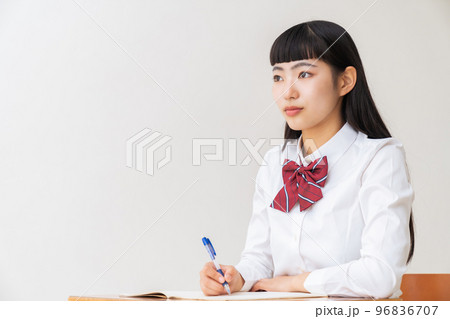 勉強する女子学生　制服 96836707